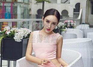 “爱丝”高清大赏：公司楼下，九点钟我的丝臀绽放。