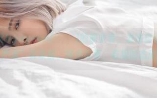 仔细欣赏Hyoyeon(김효연)的职业装，发现自己可能对“严肃”有误解。精选写真，有趣的态度。