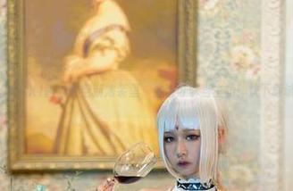 看，在PAKI酱的镂空新娘装里，你也可以当主角！快下载试试？