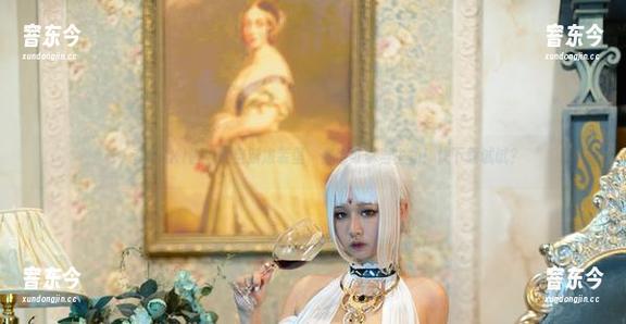 看，在PAKI酱的镂空新娘装里，你也可以当主角！快下载试试？