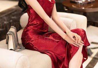 XIAOYU语画界 – 绯月樱的女仆写真，平常不太会有的样子哦，嘿嘿。