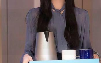 Xiuren秀人网 – Suki_baby的最新比基尼写真，有一种若隐若现的美感，光影的玩耍让我眼前一亮。