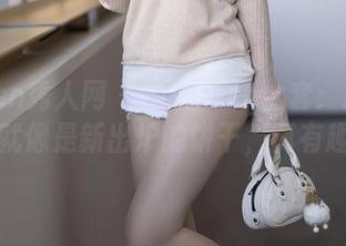 Xiuren秀人网 – 柚琪Rich全套：这一油亮就像是新出炉的饼干，真有趣。