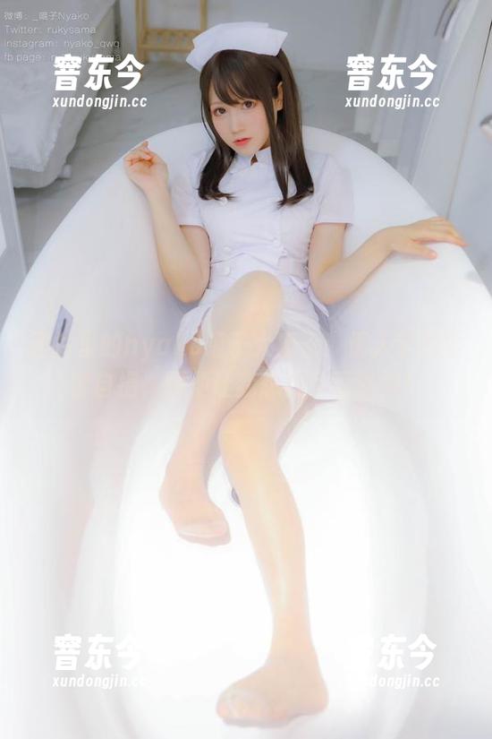 图片里的nyako喵子大魔王：情人节的全套自撮，顺便让我想起了逗猫棒！