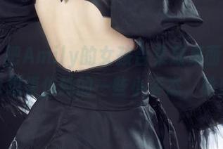丽柜 – 把Amily的女孩合集放桌面上：偶尔也想模仿她的一些小姿态，哈哈！