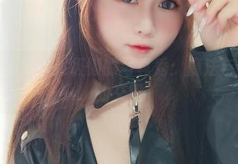 小女巫依依超级懒的写真秀：魔法与真实的交错