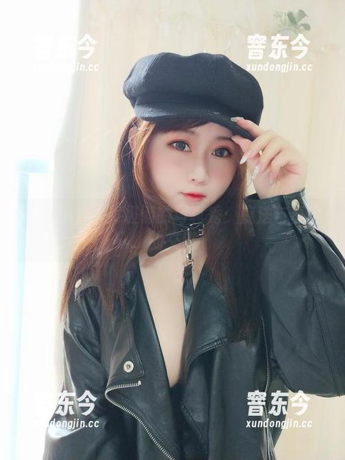 小女巫依依超级懒的写真秀：魔法与真实的交错