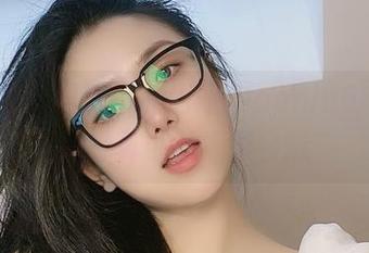 微密圈 – 黑丝中的俏妞qiaoniu66，这组写真可以说很会撩