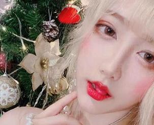 空姐cos是个不同寻常的视角，啾小妍Deer真会选择，最新更新让人百思不得其解。