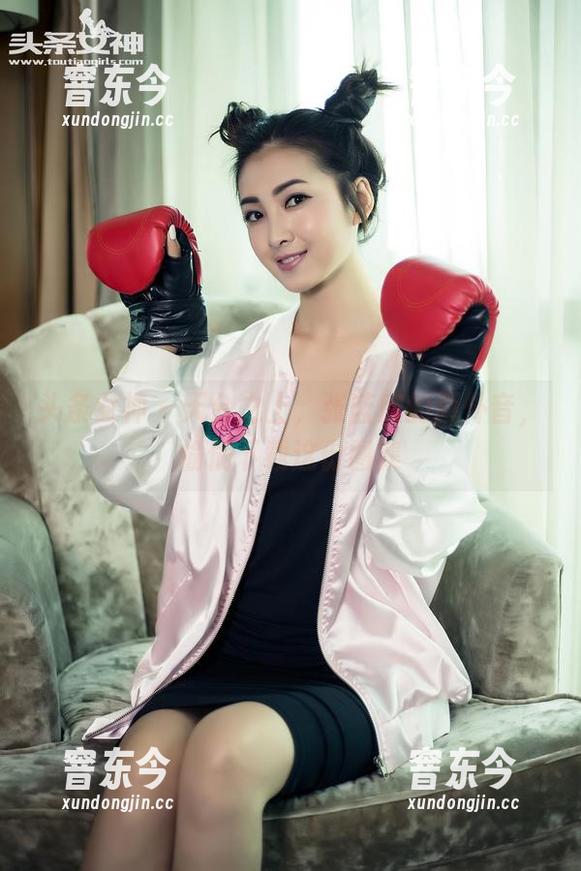 头条女神-张蓝欣 头条女神 - 天台之上,张蓝欣的画外音,偷偷下载这份图集