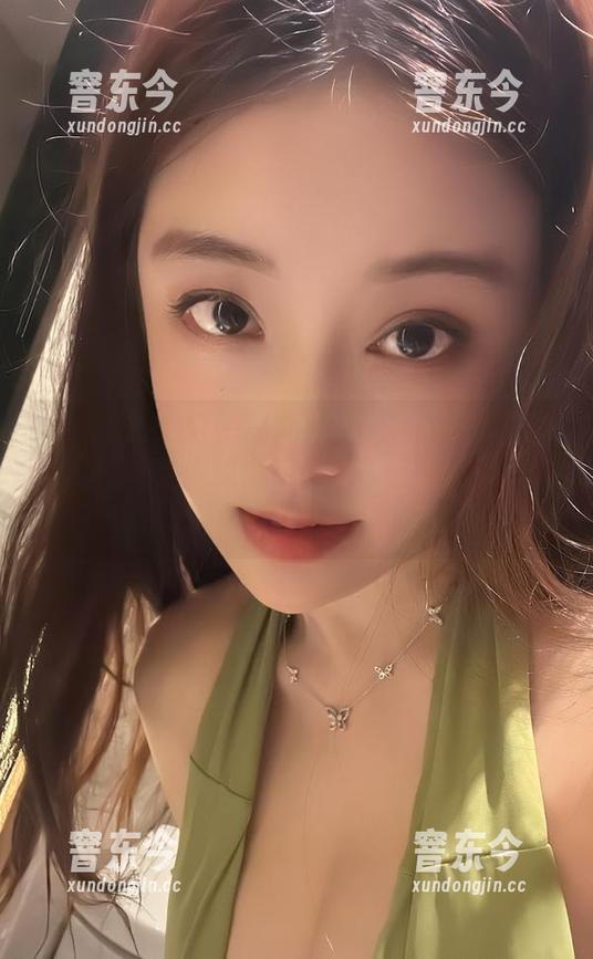 奶雯 微密圈 - 奶雯的写真体验:这位女仆在色彩和姿态之间的游走,让人怀疑现实的过于单调。
