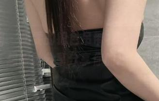微密圈 – 奶雯的银色吊带裙白得不科学，想跟她分享分享你的想法！
