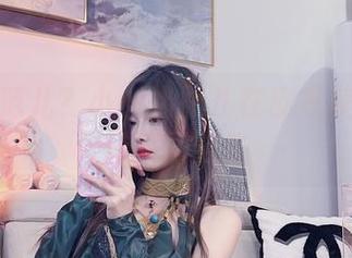 这么有范儿？小小奶瓶儿在皮衣美图里玩转不同姿态