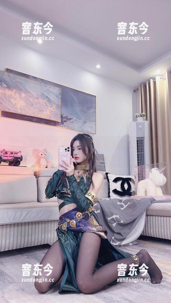 这么有范儿？小小奶瓶儿在皮衣美图里玩转不同姿态