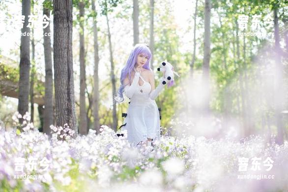 希希_啾精选写真集：申鹤，她像是一阵微风，悄然走过我的心田。