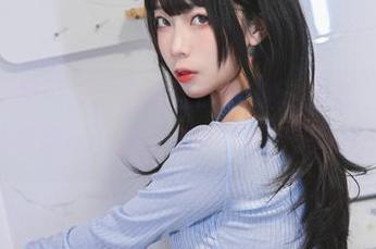 在私拍图集中，吉他妹妹2.0不断换造型，杏仁曲奇却始终如一，看来这是气质和美味的对决。