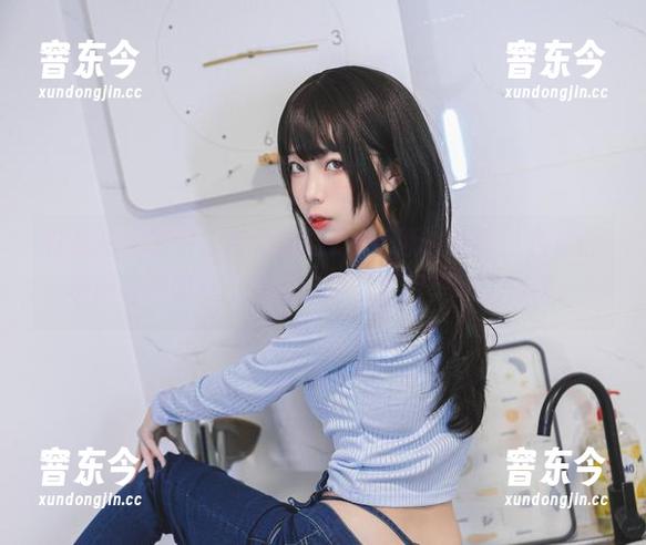 杏仁曲奇 在私拍图集中,吉他妹妹2.0不断换造型,杏仁曲奇却始终如一,看来这是气质和美味的对决。