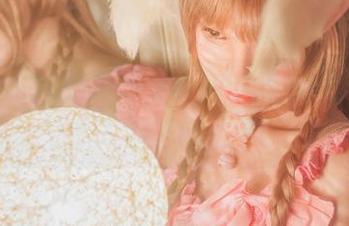 说是桜桃喵的制服摩天轮，其实满满都是个人标签的cos。