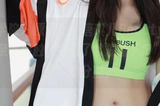 模范学院 – 原图上，唐琪儿Beauty与奶牛的亲密接触，打破了常规的“肉”与“菜”的分割。
