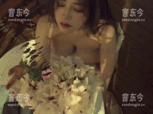 樱晚gigi 免费写真:看樱晚gigi如何在逆光中恍若红蝶,尴尬或许才是重点?
