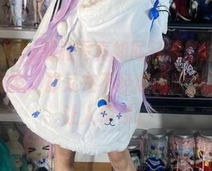 白栎Shirly制服写真如同轻柔的秋风，给人一丝凉意，却又在不经意间吹拂到心底，让人憧憬。