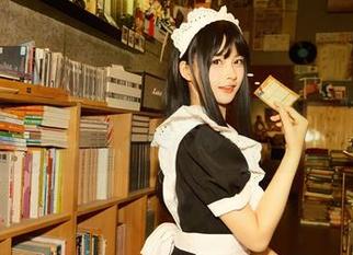 运动系列写真：白莉爱吃巧克力在图库里的俏皮姿态，难道她是为了挑战重力吗？