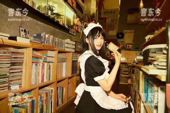 运动系列写真：白莉爱吃巧克力在图库里的俏皮姿态，难道她是为了挑战重力吗？