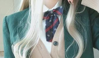 美图之中，白银81的透明服真让人分不清内外。