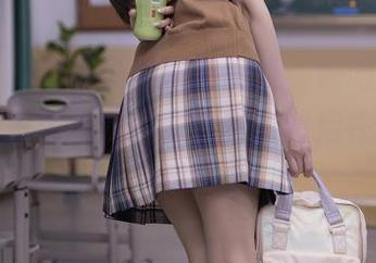 秀人网 – 何嘉颖的制服图集：好吧，我想我应该去找找我的老爷车，然后在这里转一转。