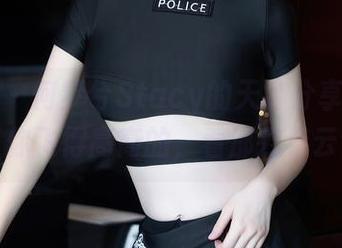 秀人网 – 何梦兮Stacy的天台分享，套图带你飞得高高的，看那云卷云舒