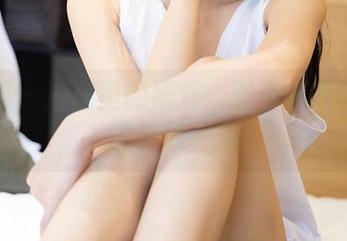 秀人网 – 浴室里的嬉戏：谢小蒽写真原图的轻松一刻