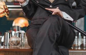 秋和柯基本来只想穿黑色衬衫，结果美图抢了风头！