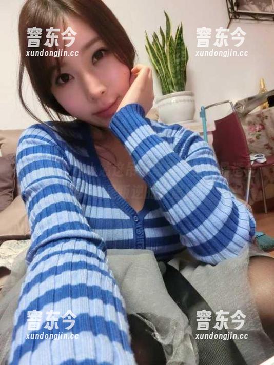微密圈 - 童小芯这吊带写真，壁纸最适合的如果是叛逆的家居风！