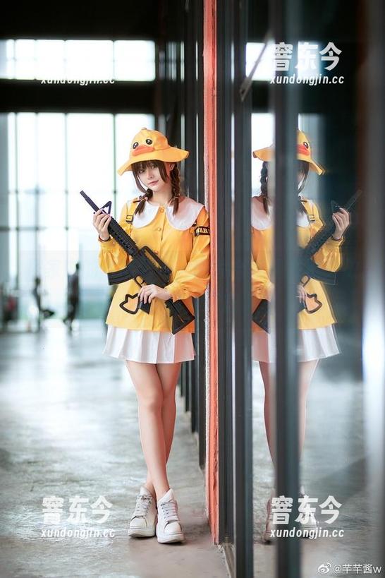 居家中的芊芊酱w，图片合集里发现“放空”的新姿态。