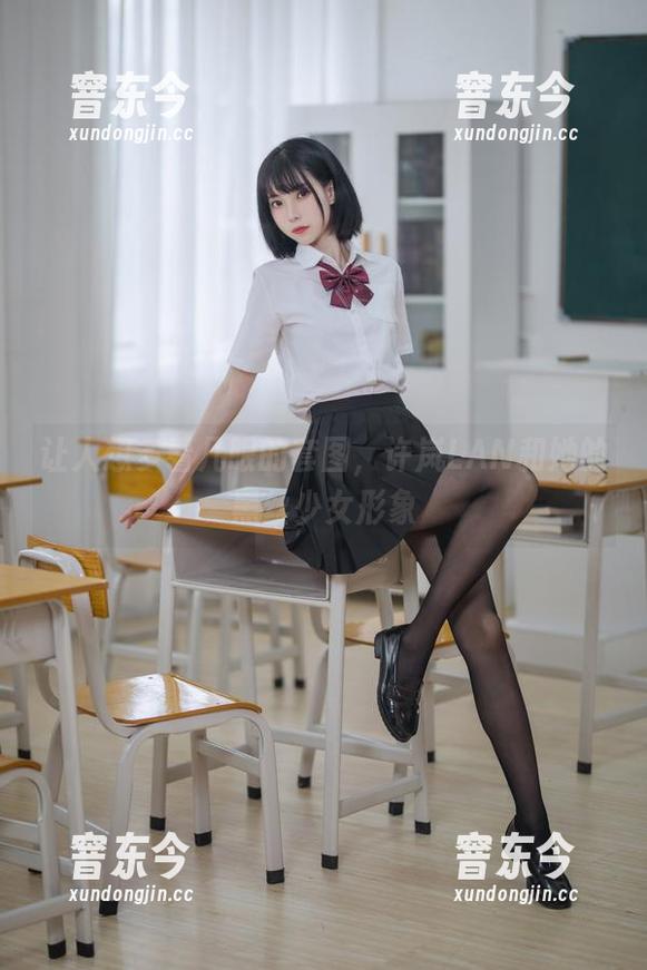 许岚LAN 让人想多看几眼的套图,许岚LAN和她的黑丝少女形象