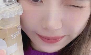 在闪月半的写真中，竟然发现了一个喵少女，这种感觉像是上了一堂奇奇怪怪的课。