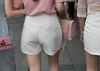 魔镜街拍 – 婷婷这一身，白色吊带和黑丝的组合，资源可不要停！图库更新，满分美腿上线！