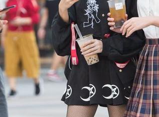 魔镜街拍 – 在街头漫步的全套旗袍，艾小青带你眼花缭乱！