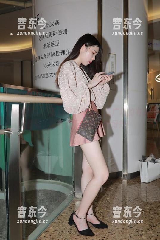 魔镜街拍-萌宝儿 魔镜街拍 - 下载吧!萌宝儿在广场的有趣时刻,哈哈镜下的包臀裙好妙!