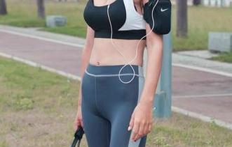 牛仔热裤高跟鞋，魔镜街拍图片，让街道也欲动起来！