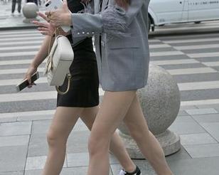 “魔镜街拍”图库精选：热裤小妹妹的飞翔与灵动