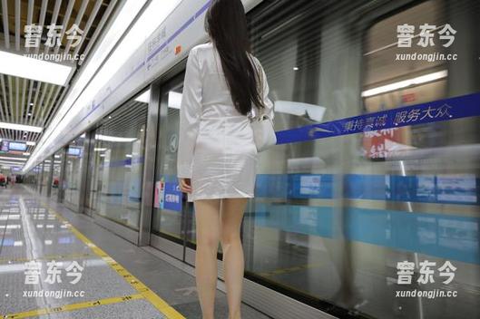 魔镜街拍：原图里那白裙小姐姐，味道未必常见，但超经典！