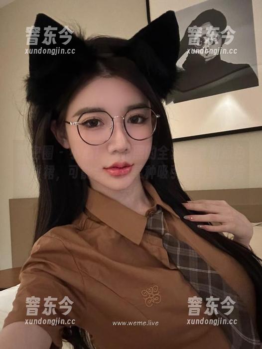 黎允熙 微密圈 - 小心!黎允熙的全套写真和绿色漏背裙,可能会导致某种吸引力的异常增大!